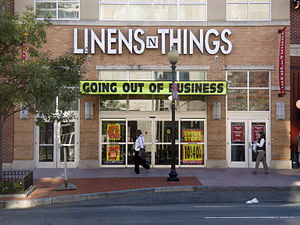 Bankrupt shop, signes. Bankrupt shop, signes.